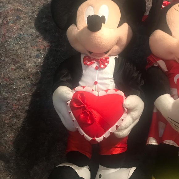 Disney Mickey and Minnie Valentine Greeter Plush 24” holding hearts NWT - Picture 2 of 8